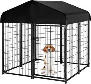 Hundehütte im Freien mit Dach